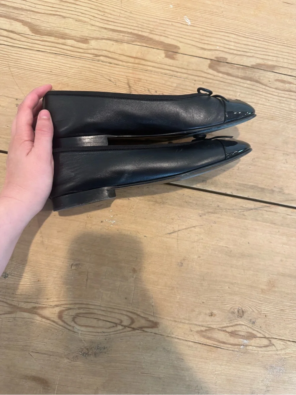 CHANEL Black leather with patent toe flat size 37.5